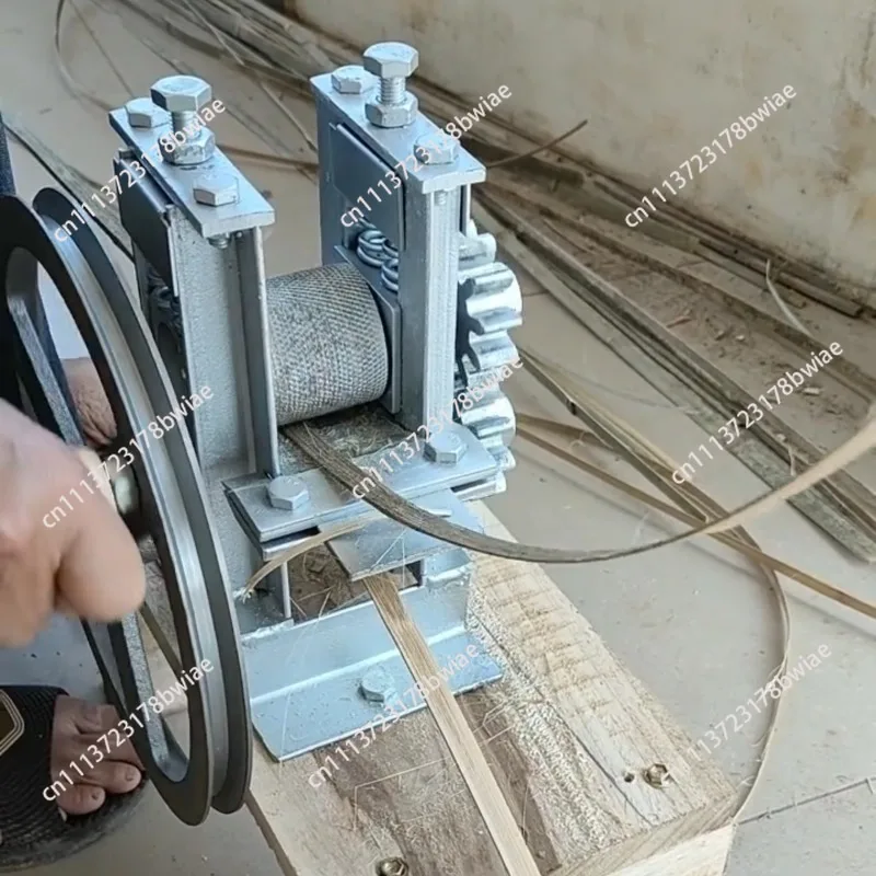 Household hand-cranked bamboo breaker, bamboo strip layered braiding grate processing, bamboo stripping machine