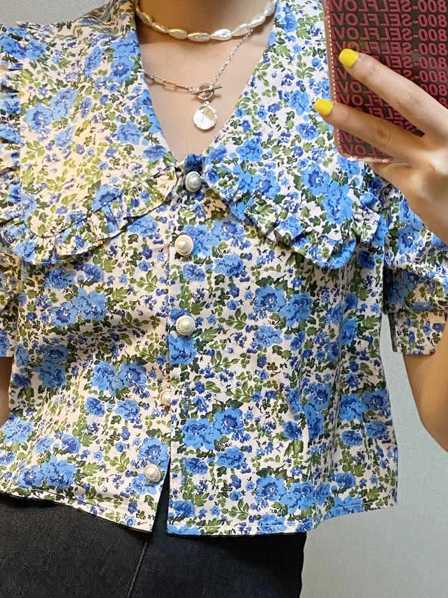 เสื้อคลุมสไตล์ฮ่องกงย้อนยุค สีสันสดใส ลายดอกไม้ พิมพ์ลายดอกไม้ แต่งกระดุมมุก แต่งขอบไม้ ดีไซน์หวาน