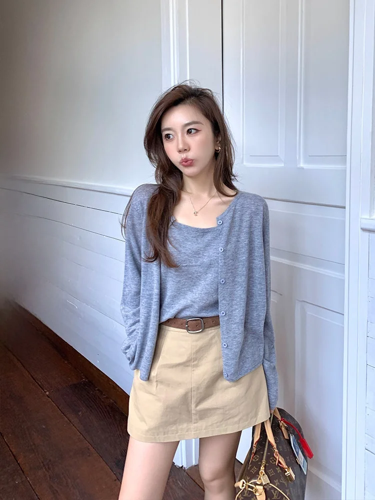 

Комплект из 100% шерстяного вязаного кардигана и свитера Miu nt Sle: мягкий, свободный крой, длинный рукав, круглый вырез, цвета конфет.