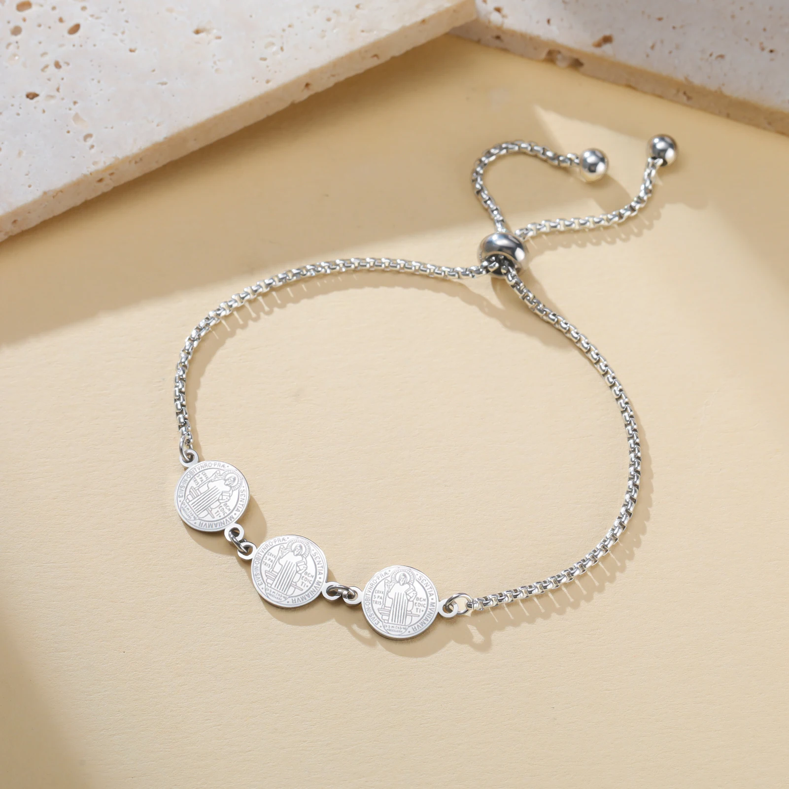 Doppelseitiges Heiliger Benedikt Exorzismus-Kreuz Charm-Armband für Damen, Edelstahl, Goldfarben, Verstellbare Kastenkette, Schmuck