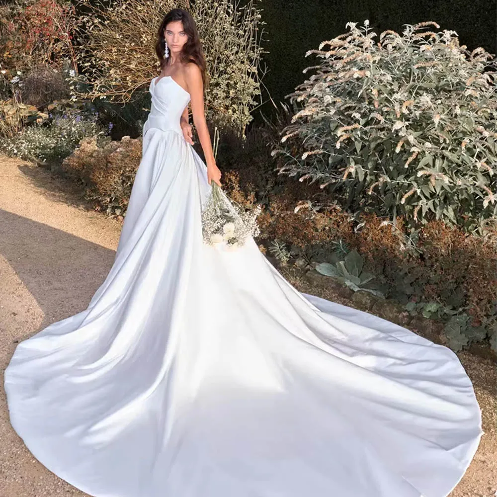 カスタマイズされたエレガントなウェディングドレス、女性のための花嫁用ネックラインサテンAライン、レースアップバック、フロア丈スイープトレインブライダルガウン