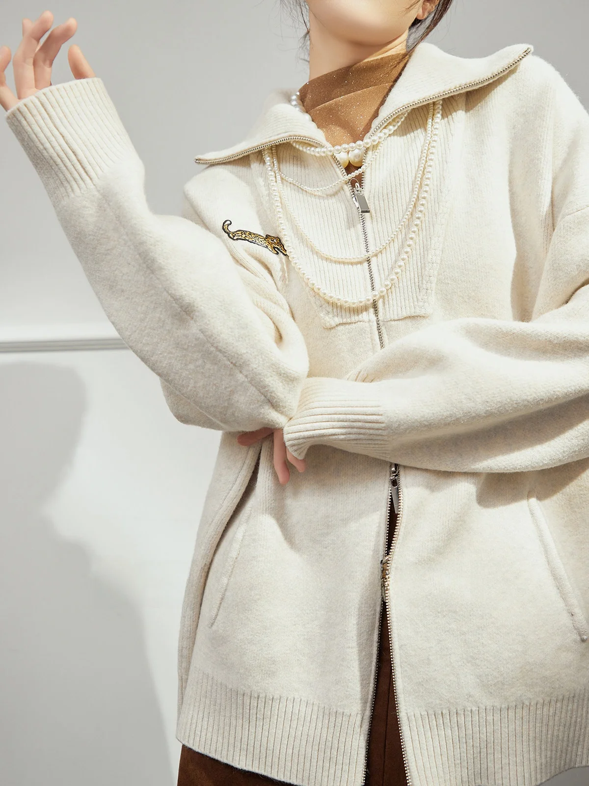 

Осенне-зимний женский бежевый вязаный свитер свободного кроя с вышивкой в виде леопарда, повседневный, для работы и отдыха