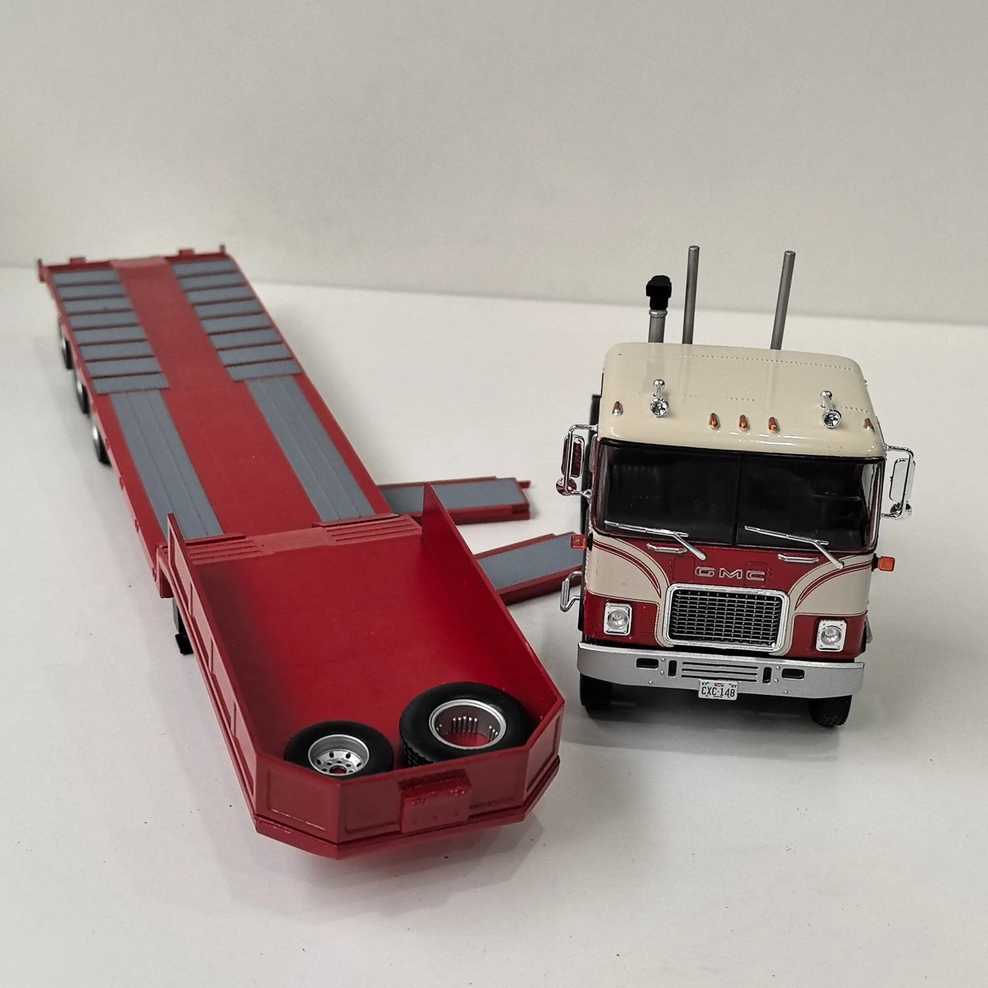 Diecast IXO 1/43 Schaal GMC Astro Tractor Truck Pallet Flatbed Transporter Model Hoofd Legering Auto Body Plastic Legering Model Auto