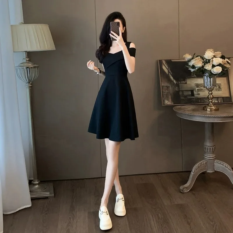 

Черное летнее платье с открытыми плечами в стиле Хепберн, ультрамодное облегающее маленькое черное платье на бретельках, женский модный комплект