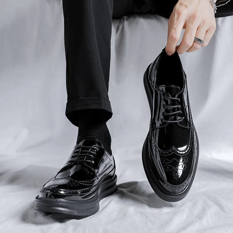 

men fashion wedding party dress patent leather shoes black white lace-up flats oxfords shoe carving brogue footwear zapatos male