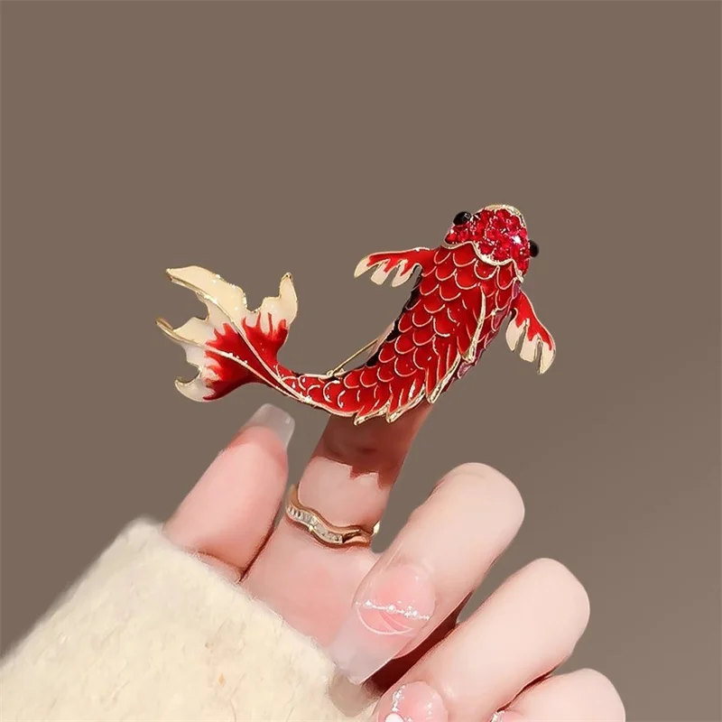 Fashion Exquisite Good Luck For Women Unisex Big Red Carp Brooch Metal Rhinestone Fish Koi Animal Pin Creative Temperament Gift