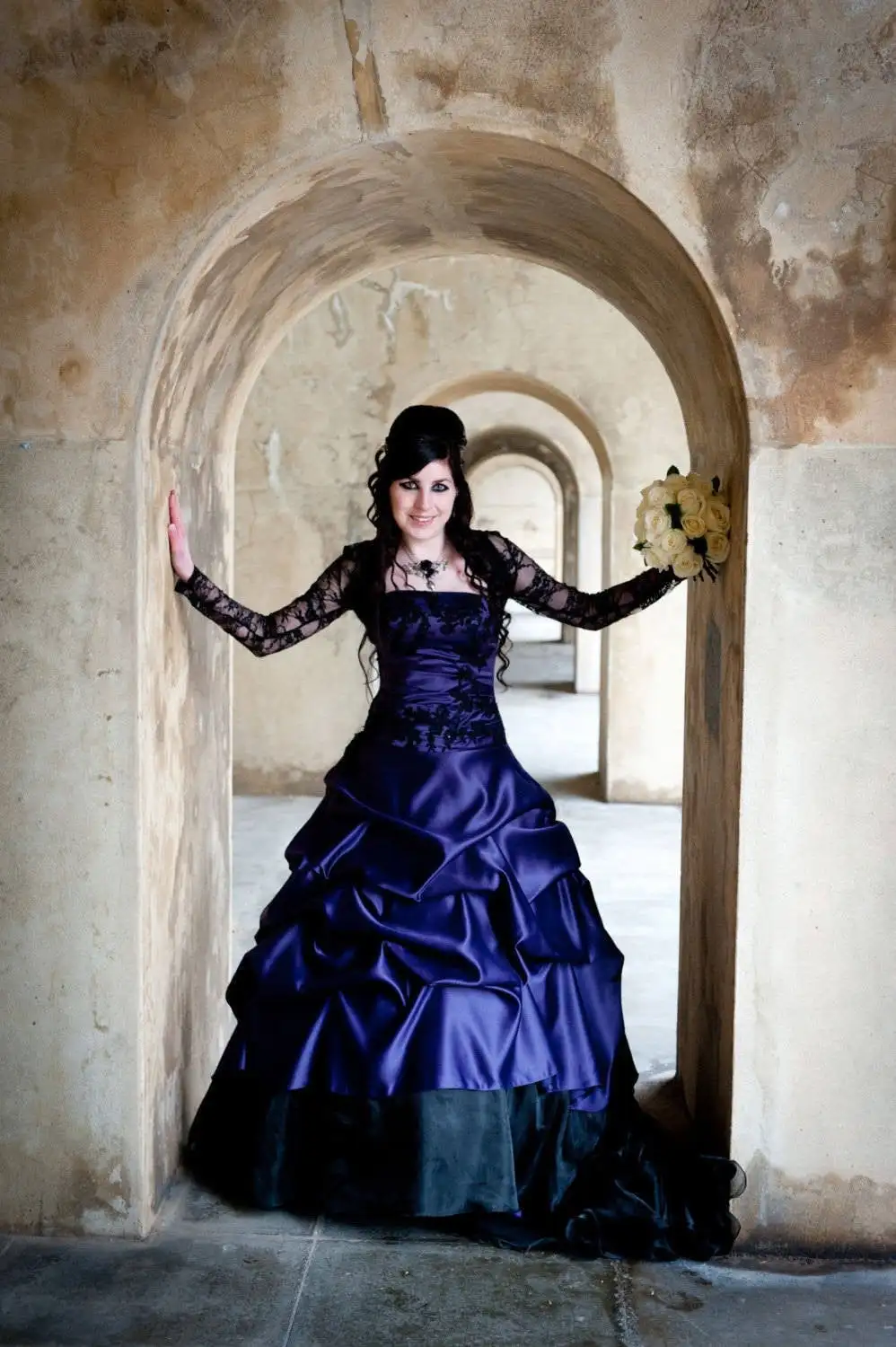 Abito da sposa medievale Vintage collo quadrato pizzo nero maniche lunghe raso viola increspato abiti da sposa gotici vittoriani Masquerade