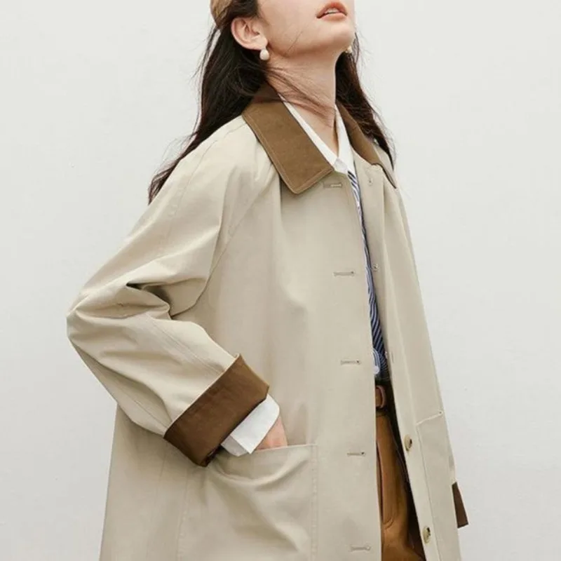 The Khaki Trench Coat Is A Fashionable, Relaxed and Slimming Mid-length Coat with A Contrasting Color and An Elegant Temperament