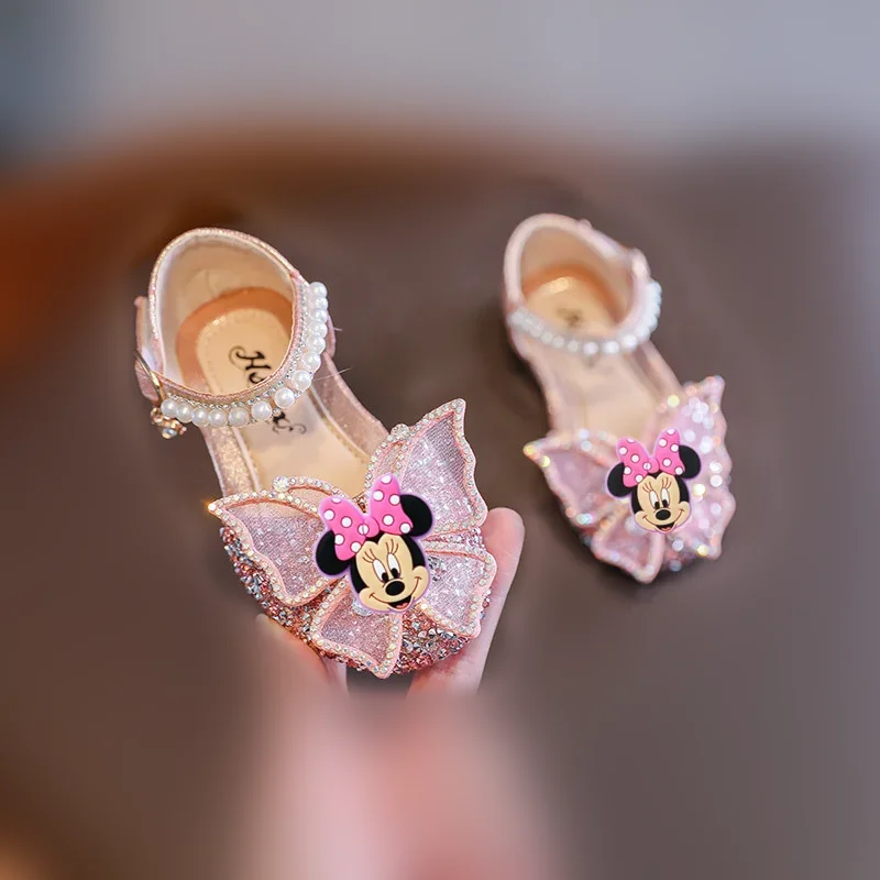 

Танцевальная обувь Minnie Princess, обувь для выступлений Disney Students Mickey Mouse Girl, новые сандалии с мягкой подошвой, летние детские туфли с бантом для выступлений