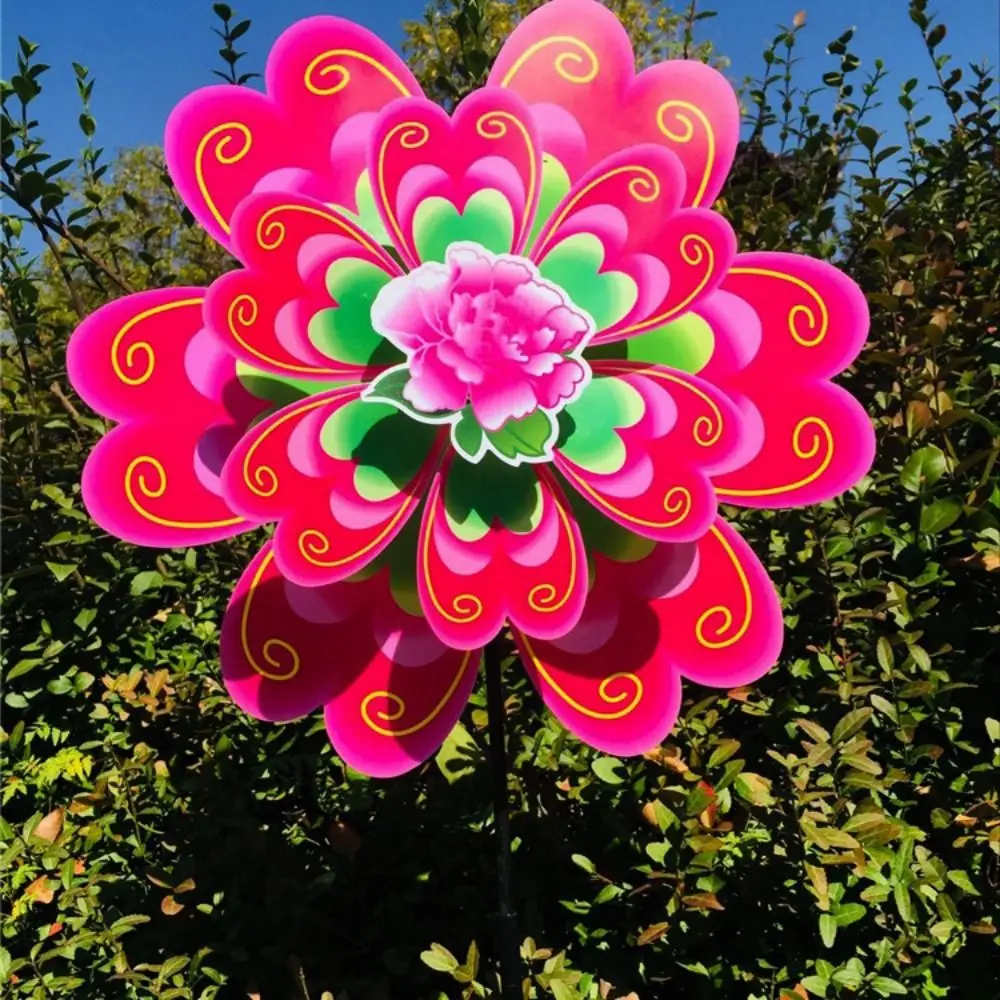 다양한 스타일의 만화 캐릭터, 화려한 전통 풍차, 나비, 벌, 잠자리, 화려하게 회전하는 풍차 장식, 피크닉 장식용 장난감