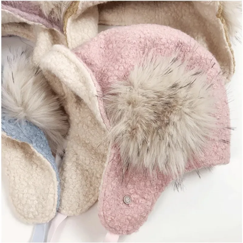 Niedliche Winter-Bombermützen mit Kunstfell-Pompons für Damen, weiche, flauschige Plüschmütze mit Ohrenklappen und Schleife, warme Schneemütze für den Außenbereich, Trapper-Mütze. – Detail 9