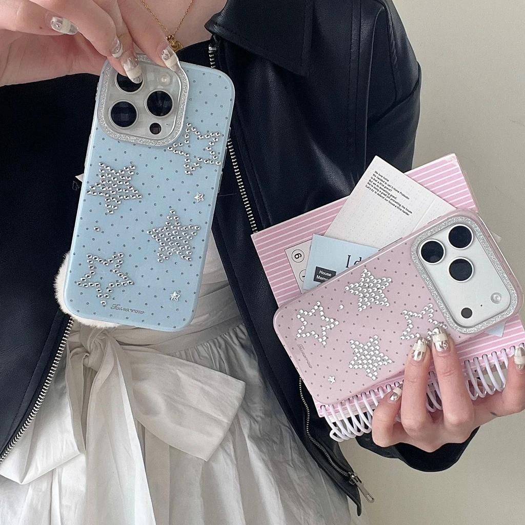 Funda para Teléfono con Marco de Cámara Brillante Coreano, Estrellas, Diamantes de Imitación, Puntos y Colgante de Bola de Peluche para iPhone 17 16 15 14 Pro Max