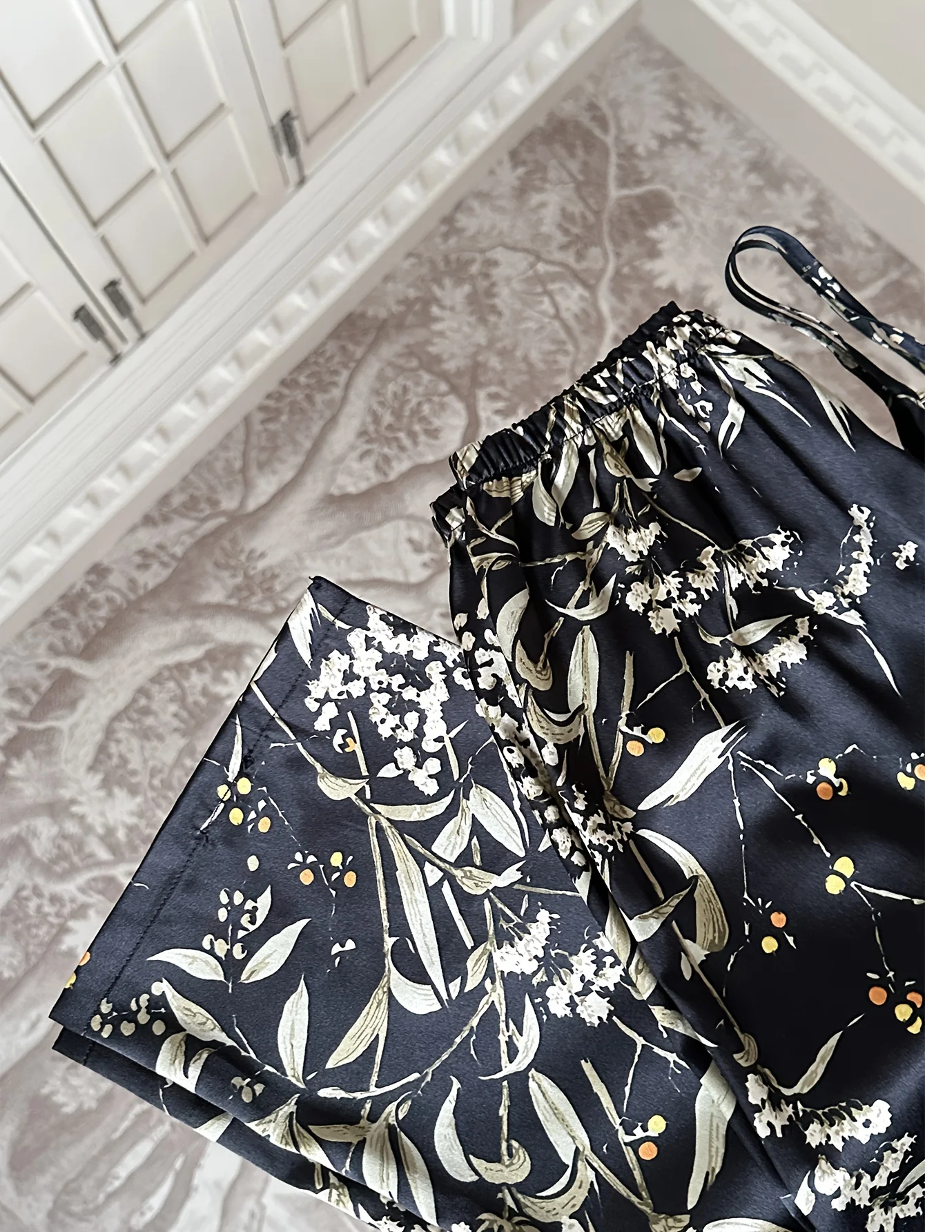 Neues Damen-Pyjama-Set mit Kirschdruck, ärmellos, V-Ausschnitt, sexy Nachtwäsche, modische 2-teilige Homewear für Sommer und Frühling. – Detail 7