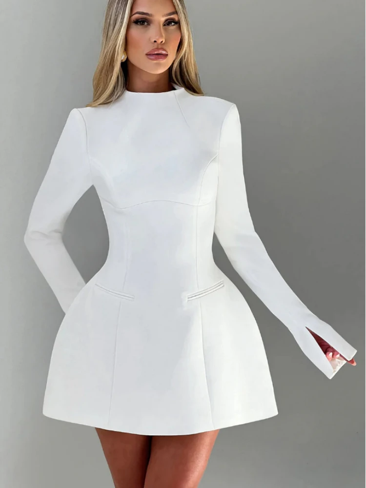 فستان قصير مثير بدون ظهر بأكمام طويلة للنساء لربيع وخريف فستان أسود وأبيض عالي الخصر على شكل حرف a فساتين نادي أعياد الميلاد