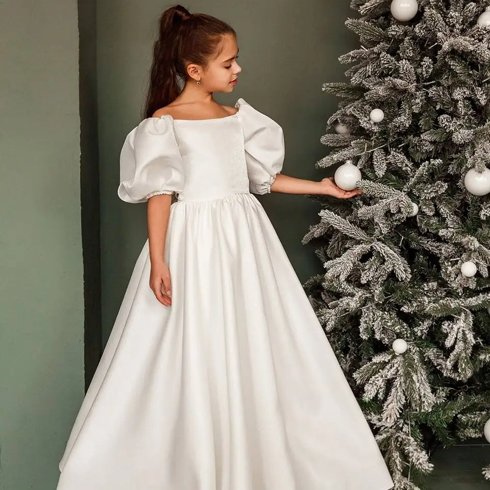 Maßgeschneiderte schlichte Satin-Blumenmädchenkleider mit Puffärmeln, A-Linie, schulterfrei, elfenbeinfarben, Schleife, Erstkommunionkleid mit Schleppe – Detail 3