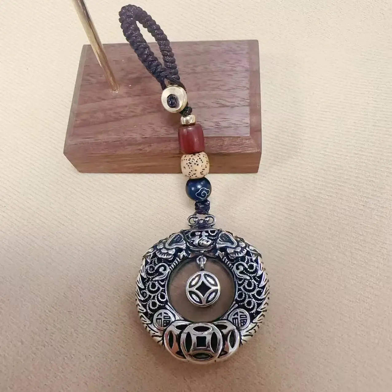 

Vintage Hollow Lines Flower Safety Buckle Pendant For Men Jewelry Blessing Fu Coin Design Car Hanging Accessories Male Keychain