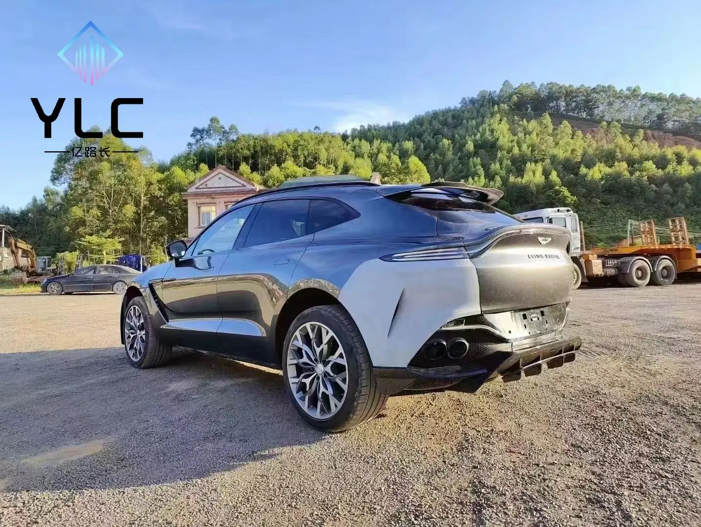 YLC per Aston martin DBX Body Kits 707 Stile Parti in fibra di carbonio a secco All'ingrosso della fabbrica DBX Paraurti per auto Kit carrozzeria per auto Aggiornamento 707