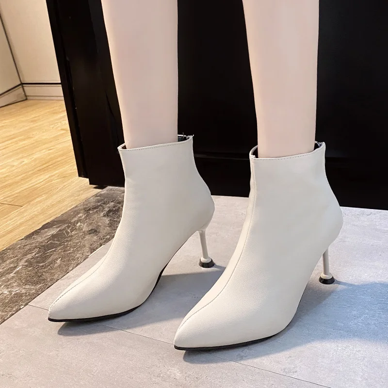 Damen-Stiefel im französischen Stil, Nische, spitze Zehen, Stiletto, kurze Stiefel, Katzenabsatz, gebrochenes Weiß, schmale Stiefel, Großhandel, Winter-High-Heels