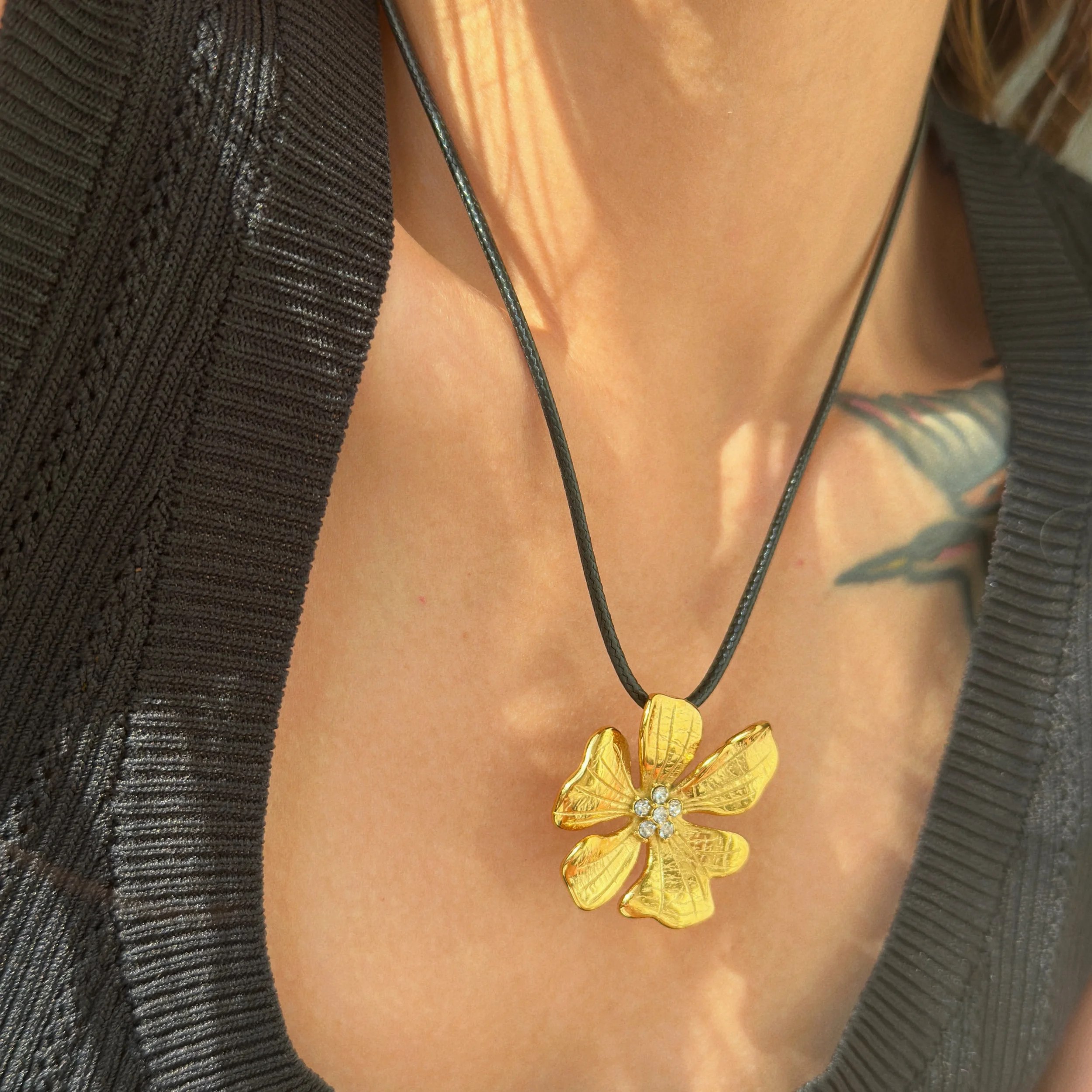 

DASEIN 18k Gold Plated Vintage Hibiscus Flower Zircon Pendant Necklace Tarnish Free Stainless Steel Elegant Jewelry Accessories