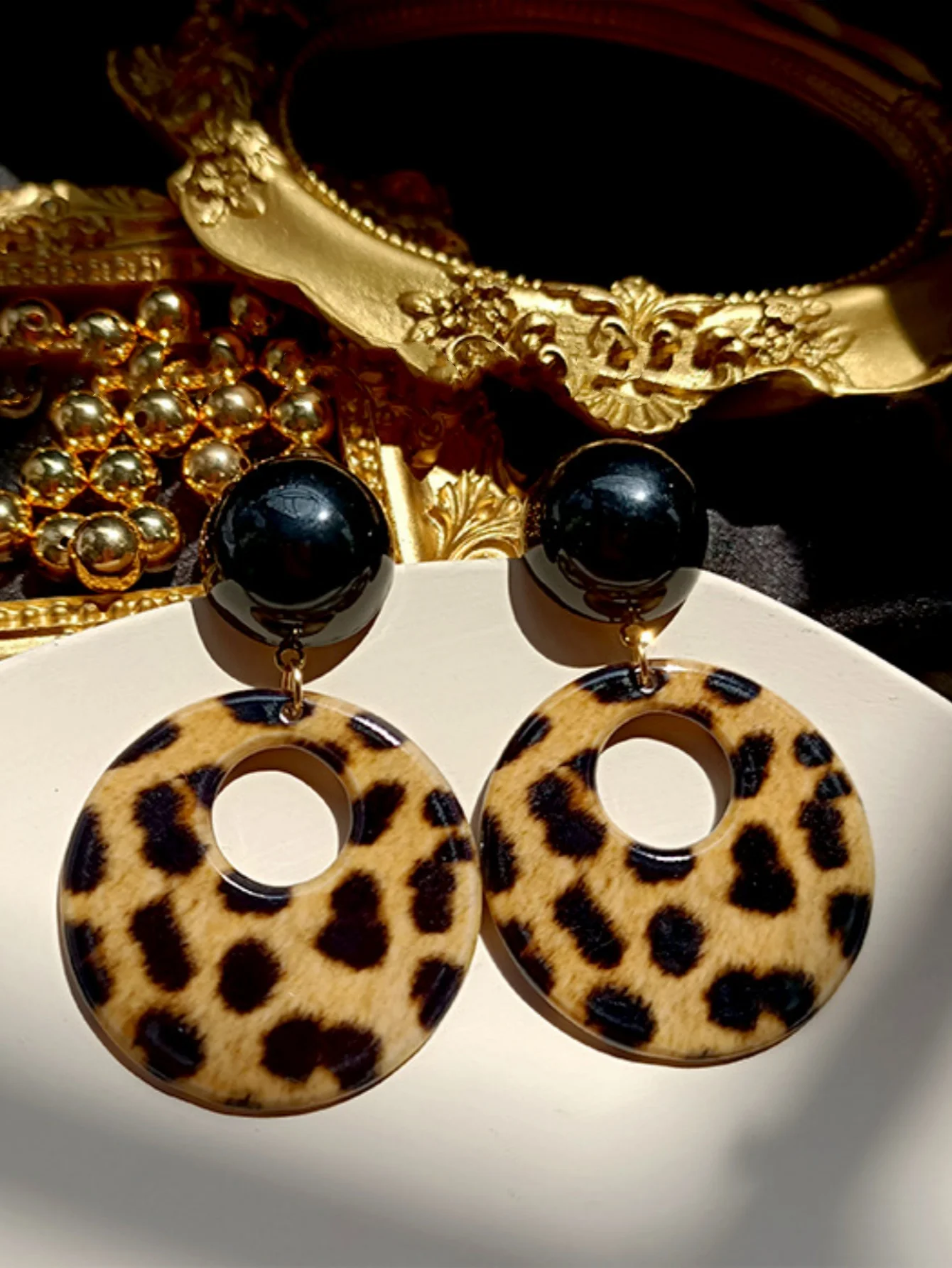 A Pair of Round Hollow Wild leopard Print Vintage Unique Temperament Earrings