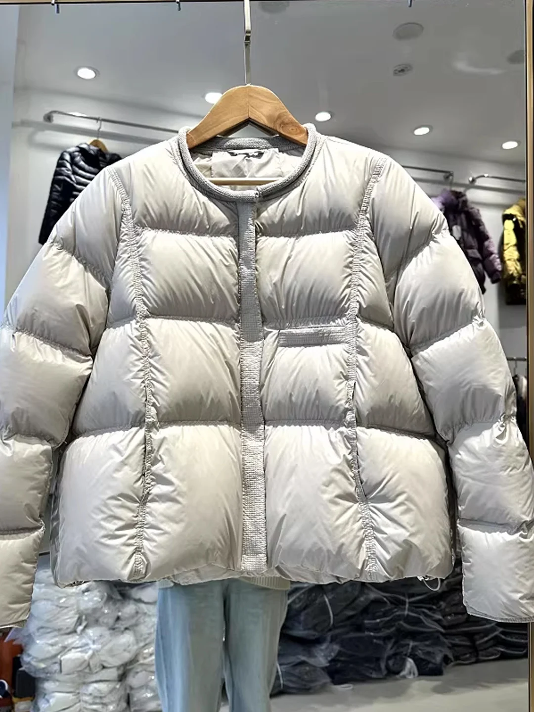 

Модная короткая утепленная хлопковая куртка для женщин, теплая, повседневная, зимняя, новинка 2025 года, корейская версия, свободный крой, на молнии...