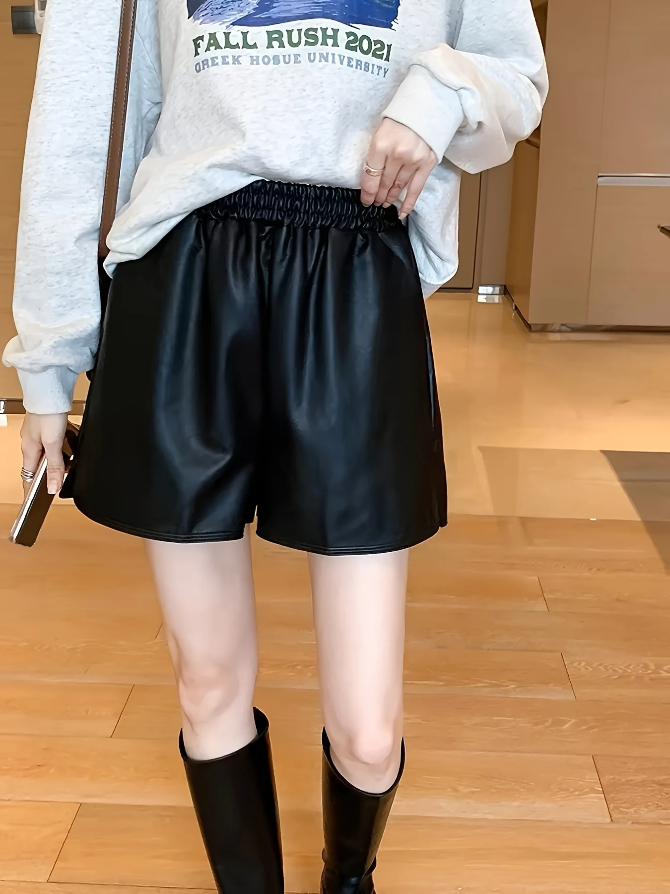 

Women's High-Waisted Shorts - Casual Brown Elastic Waist with Pockets, Non-Stretch Fabric, Perfect for Casual Attire, Comfortabl