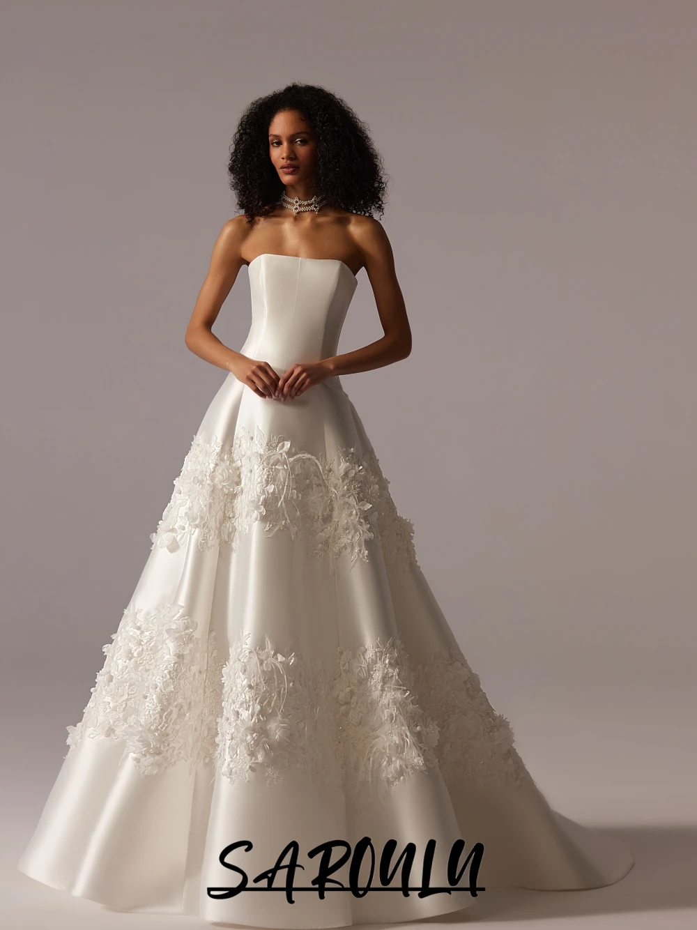 

Graceful Strapless Princess Satin Wedding Dress Chic Flowers Appliques Long Bridal Gown With Cape Beautiful Customized Wear