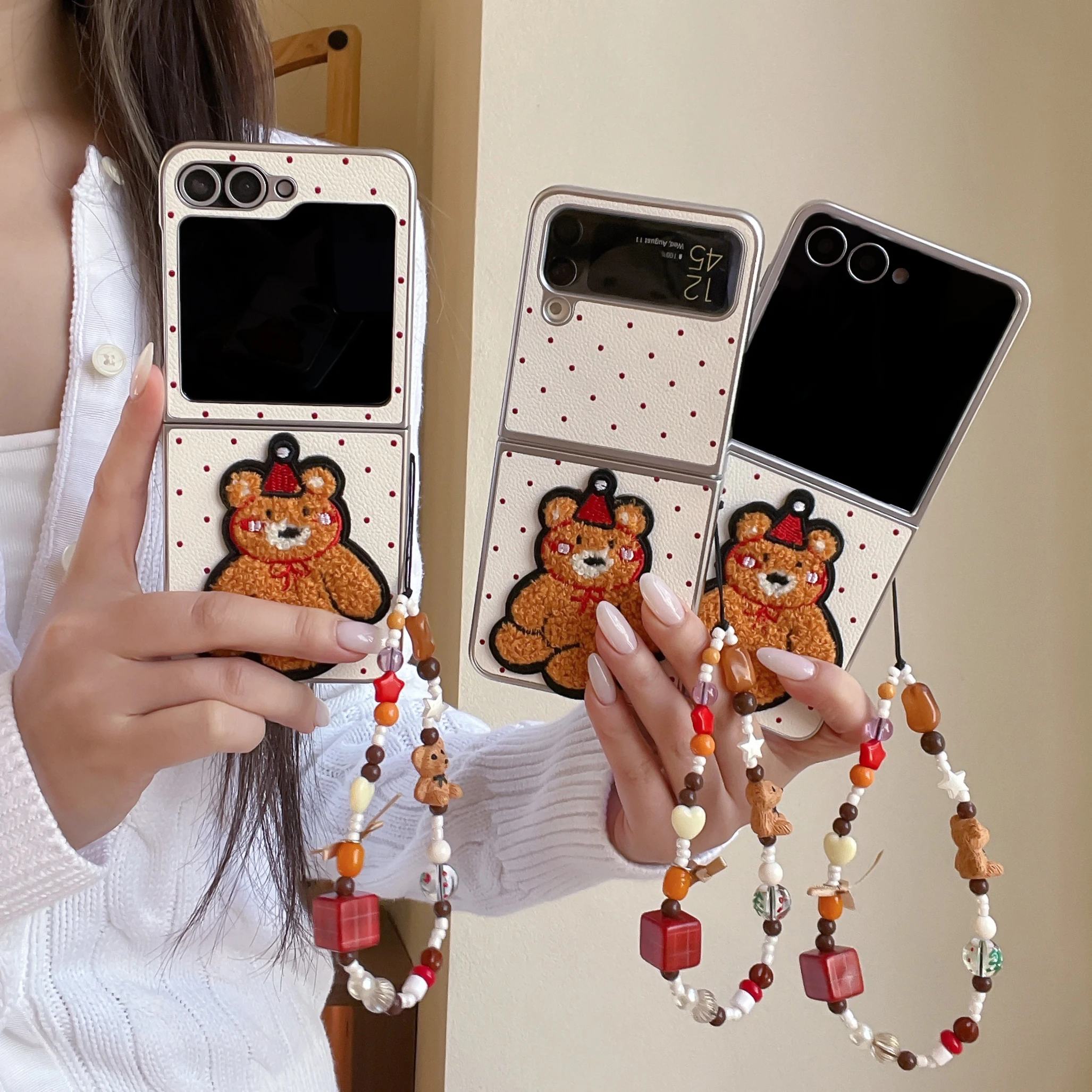 Gestickte Cartoon-Bär-Telefonabdeckung Samsung Galaxy für Z Flip 3 4 5 6 Z Flip 7, mit Umhängeband, silberfarbene Leder-Telefonabdeckung