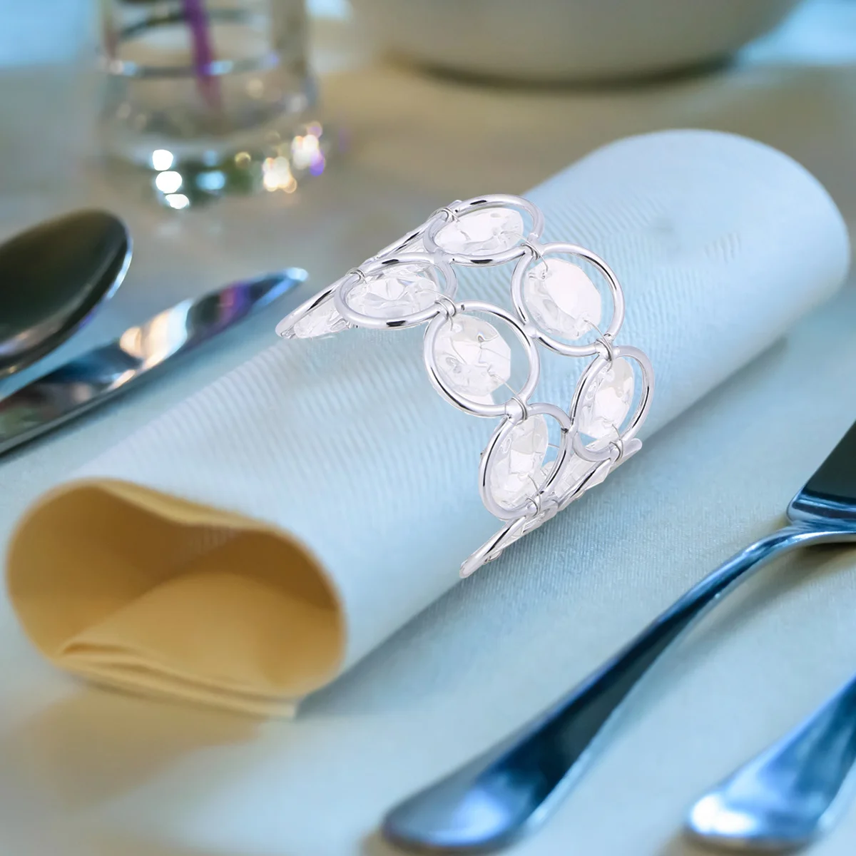 

4Pcs Metal Crystal Napkin Rings Sparkly Buckles Wedding Centerpieces Romantic Festival Decoration Metal Napkin Rings