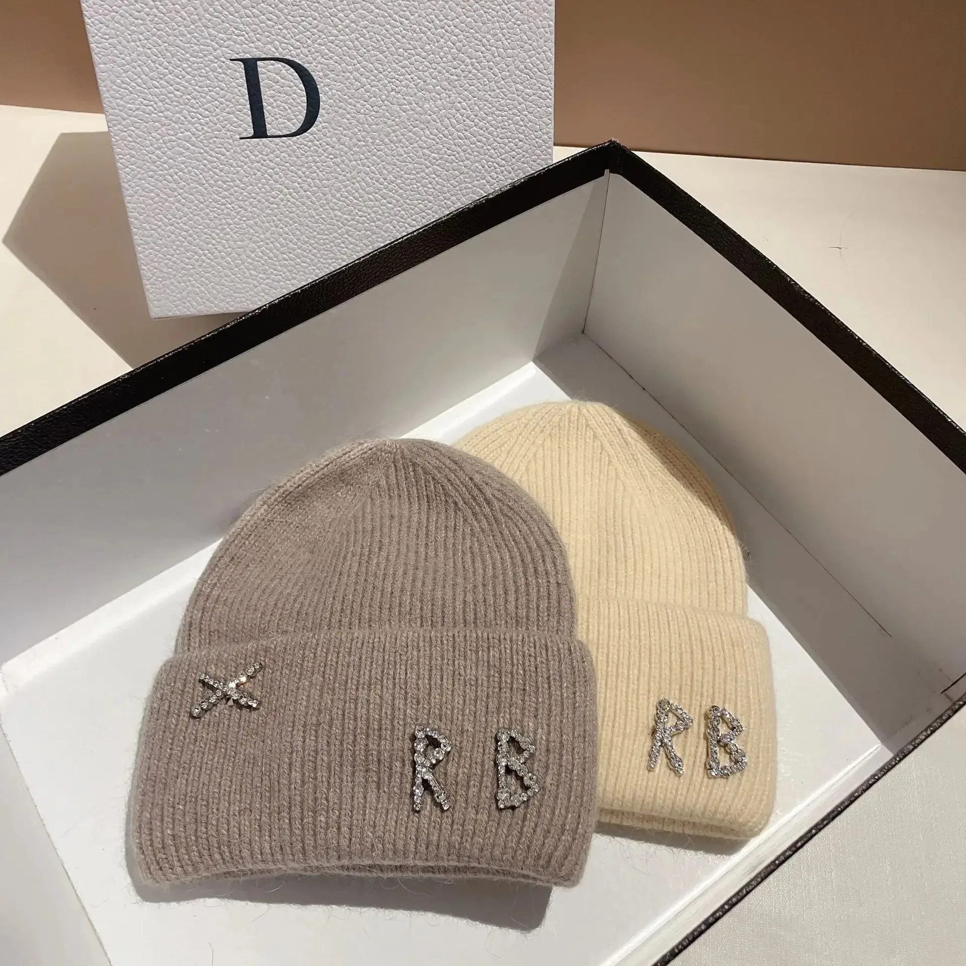 Neue Echte Modische Kaninchenhaar-Diamant-Buchstaben-Mütze, Warme Strickmütze für Damen, Designer-Freizeitmütze, Skimütze – Detail 6