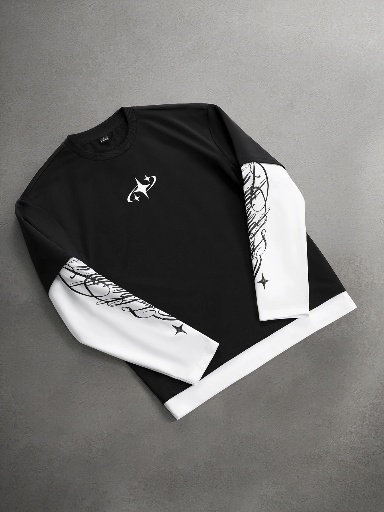 Herren- und Damen-T-Shirt mit Langen Ärmeln, Zweiteiliger Optik, Stern-Logo, Kursivdruck, Mehrlagiger Rundhalsausschnitt, Y2K Hip-Hop Streetwear, Oversized-Top – Detail 2