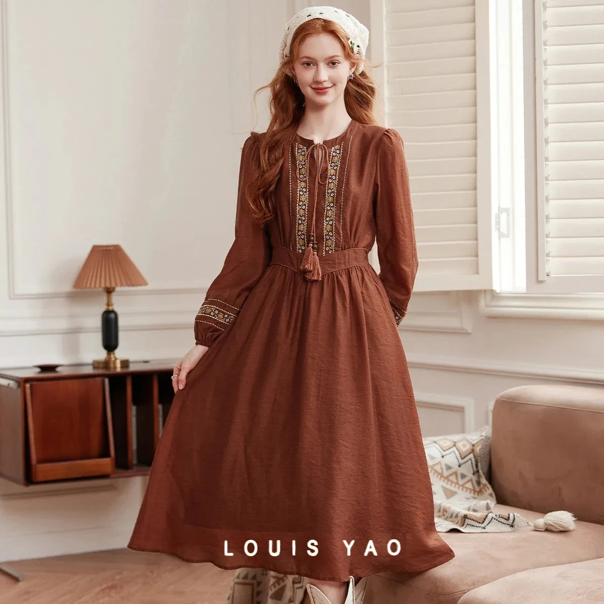 LOUIS YAO Abito da donna ricamato stile bohemien 2025 Abito lungo autunnale con nappa e cravatta a spalla dritta Abito a maniche lunghe