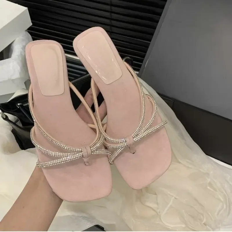

Женские сандалии с квадратным носком и клипсой, новая летняя верхняя одежда, нескользящая римская обувь на квадратном каблуке со стразами