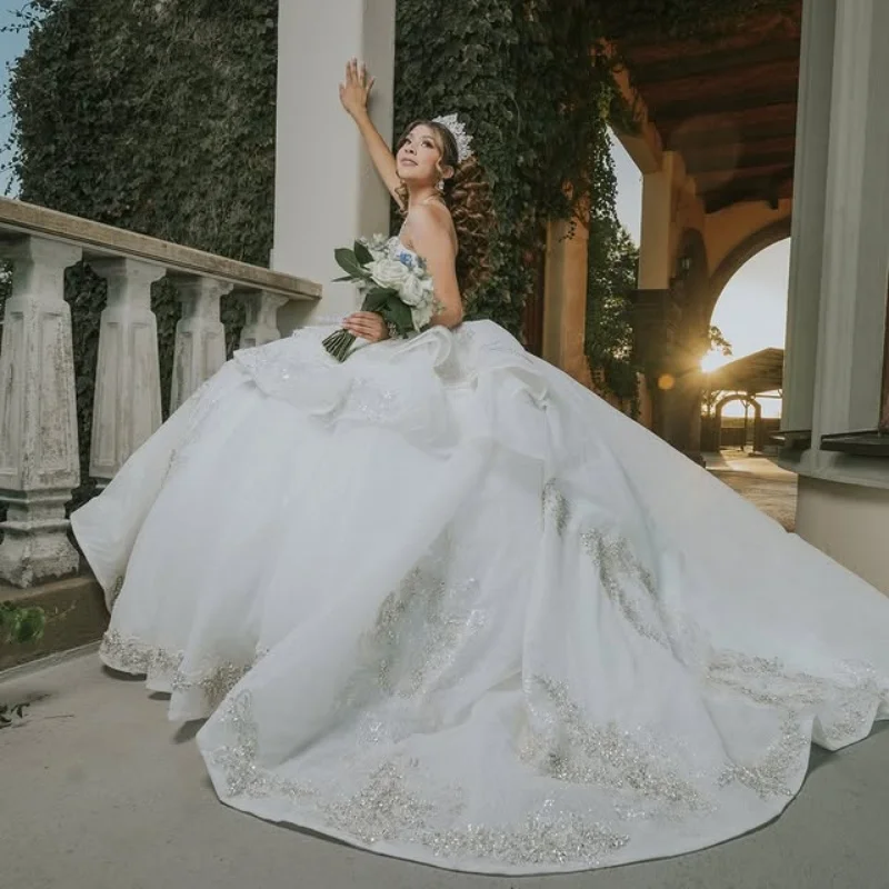 

Блестящие белые платья для квинсеаньеры с открытыми плечами, декорированные кристаллами и блестками, многослойные, с длинным шлейфом и бантом, Vestido De 15 Quinceanera, на заказ