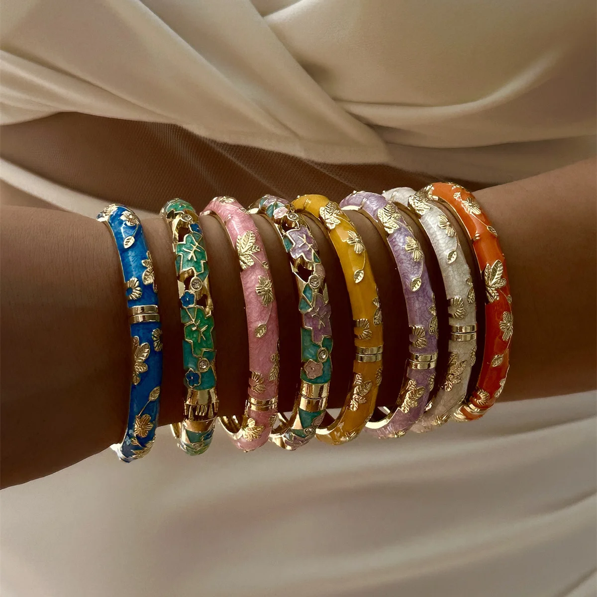 Elegante Kleine Blumen-Cloisonné-Emaille-Armreifen für Frauen, Retro Bunte Blumen- und Blättermuster-Armreifen, Ethnischer Vintage-Schmuck als Geschenk – Detail 2