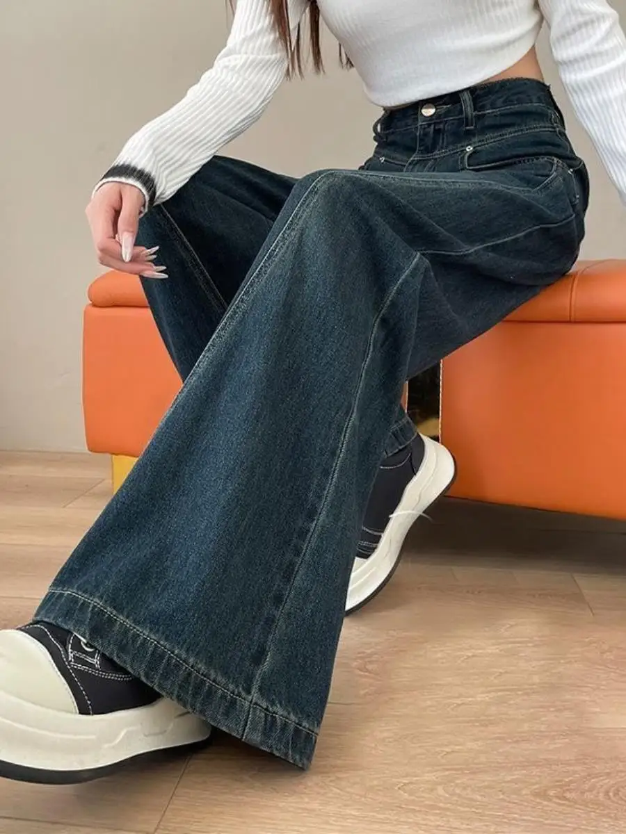 calca-jeans-feminina-azul-vintage-estilo-americano-perna-larga-cintura-alta-caimento-solto-e-fluido-com-bolso-tipo-lenco