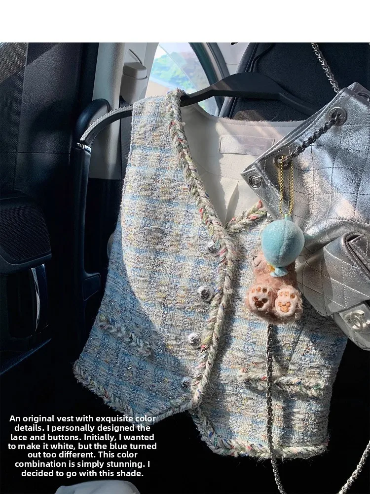 

Женский топ-жилет Lux Series светло-голубого цвета с V-образным вырезом, обильно декорированный, приталенный крой, 100% полиэстер, летняя коллекция