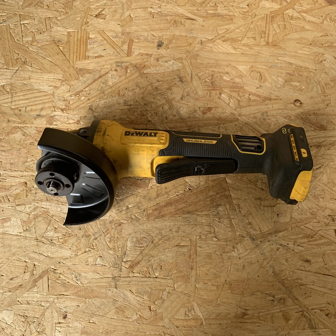 DEWALT 20 В DCG416 Регулировка скорости MAX Беспроводная бесщеточная угловая шлифовальная машина с лопастным переключателем от 4 до 1/2 до 5 дюймов - только корпус, б/у
