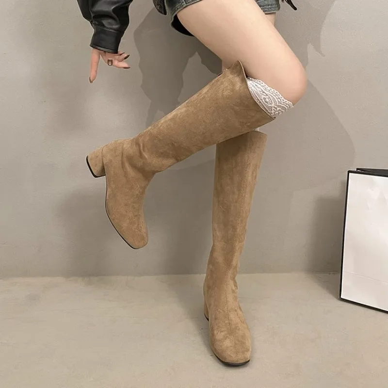 Herbst/Winter Damen-Stiefel mit Rundem Zeh und Dicker Sohle - Elastisch - Rückseitiger Reißverschluss - Samt-Finish - Bequem und Warm - Absatz ist Übergroß – Detail 7