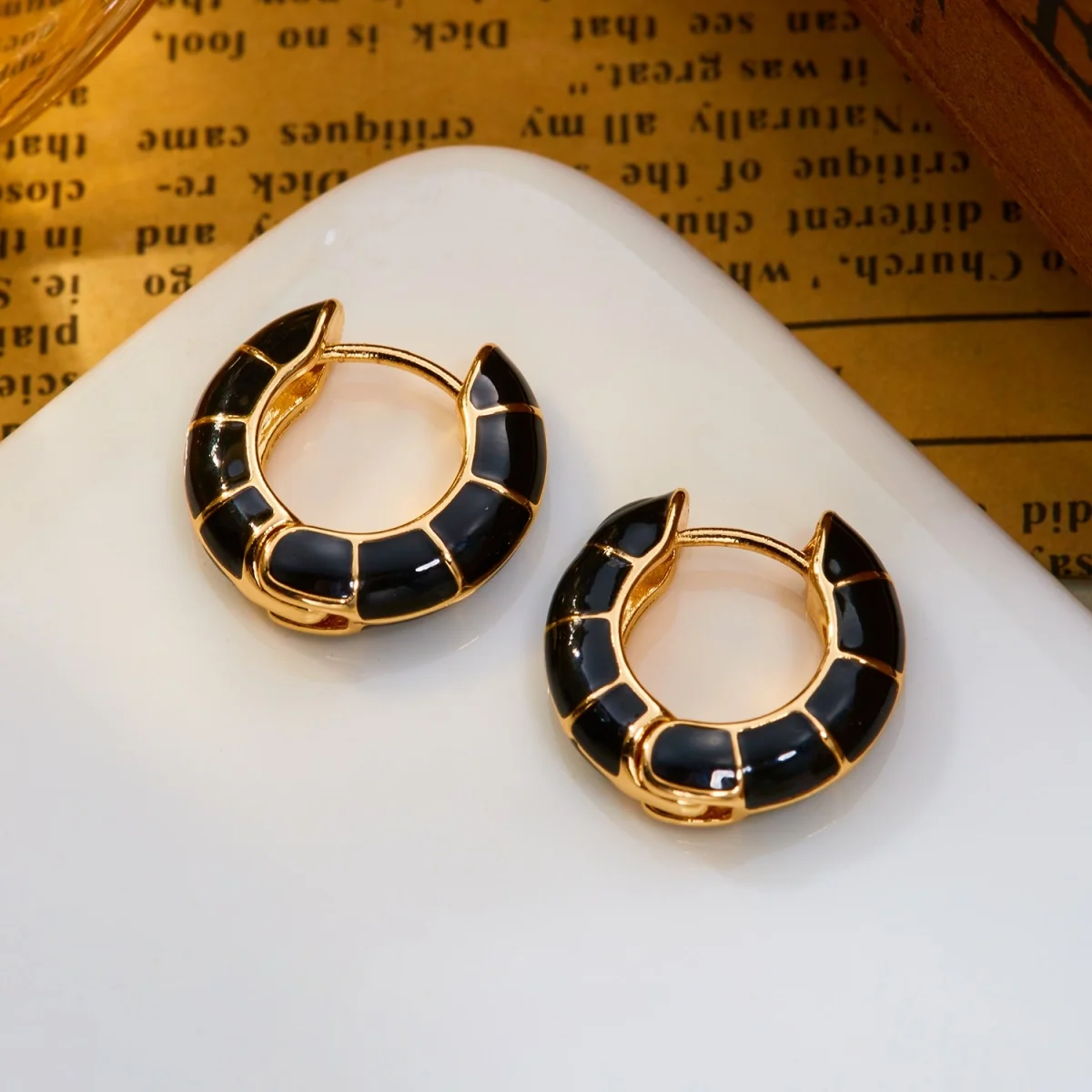 Minimalistische bunte Emaille-Streifen-Ohrstecker für Damen und Herren, trendige geometrische runde Creolen, Alltags- und Partyschmuck – Detail 32