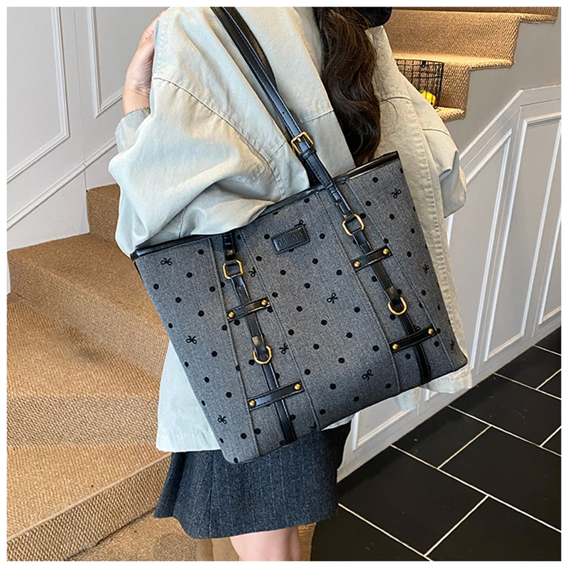 

Advanced Classic Shoulder Bag Fashion Polka Dot Texture Handbag Large Capacity Commuting Tote Bag 2025 New Women's Armpit Bag