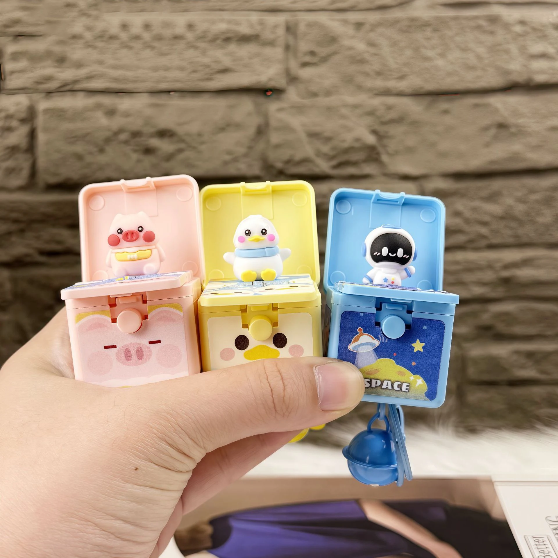 1pcs 만화 우주 비행사 패턴 원 클릭 서프라이즈 박스 키 체인 귀여운 치료 릴리스 정서적 스트레스 감압 핑크 돼지 열쇠 고리