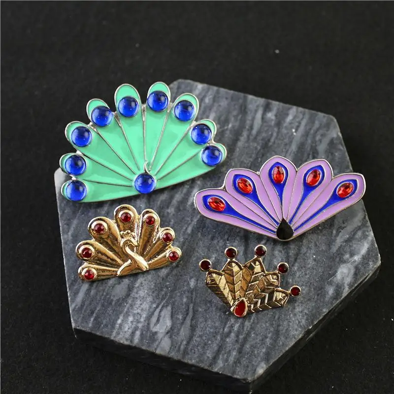 New#1Pcs Crystal Diamond Peacock Animal Pin Anime Creative Fantail Brooch Role Play Props Men And Women Backpack Jewelry Gift