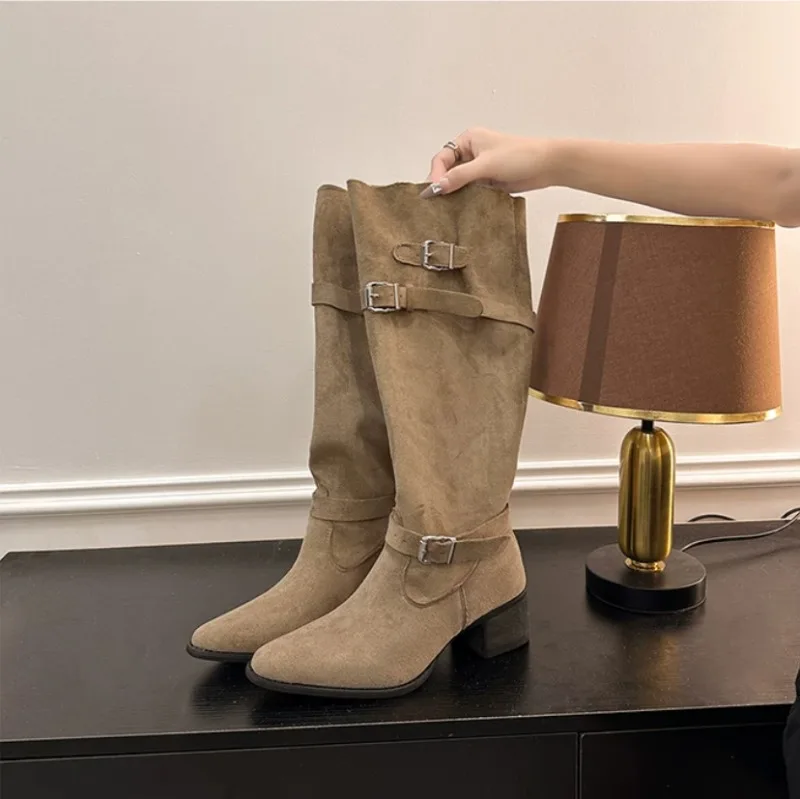 Neue Damen Kamel-Wildleder Slouch-Stiefeletten mit Spitzer Zehenpartie, Blockabsatz und Schnallenriemen im Vintage-Stil für Herbst und Winter – Detail 5