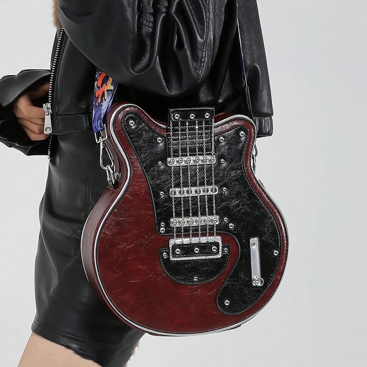 

New creative and exquisite guitar-shaped crossbody bag chain rivet decorated special-shaped bag street fashion shoulder bag.
