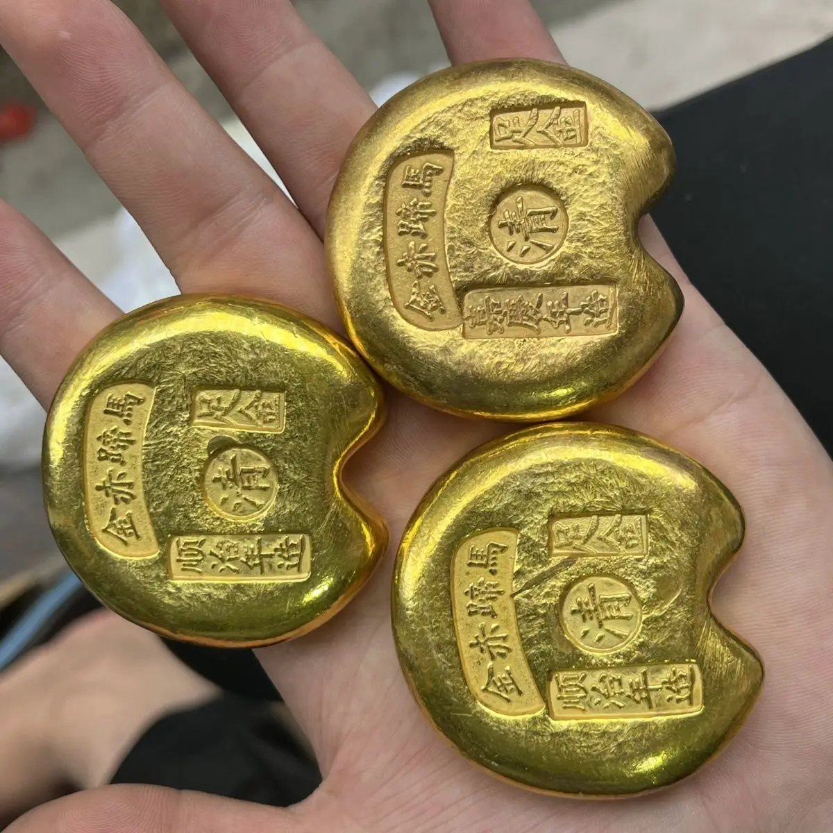 A set of antique collection of horseshoe gold ingots gilt brass gilt bars cakes