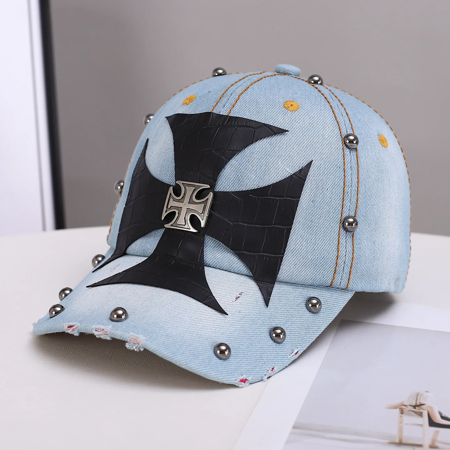 Retro, Personalized Hand-Drawn Cross-Stitch Baseball Cap for Men and Women, Featuring a Sunshade and Frayed Duckbill Design.
