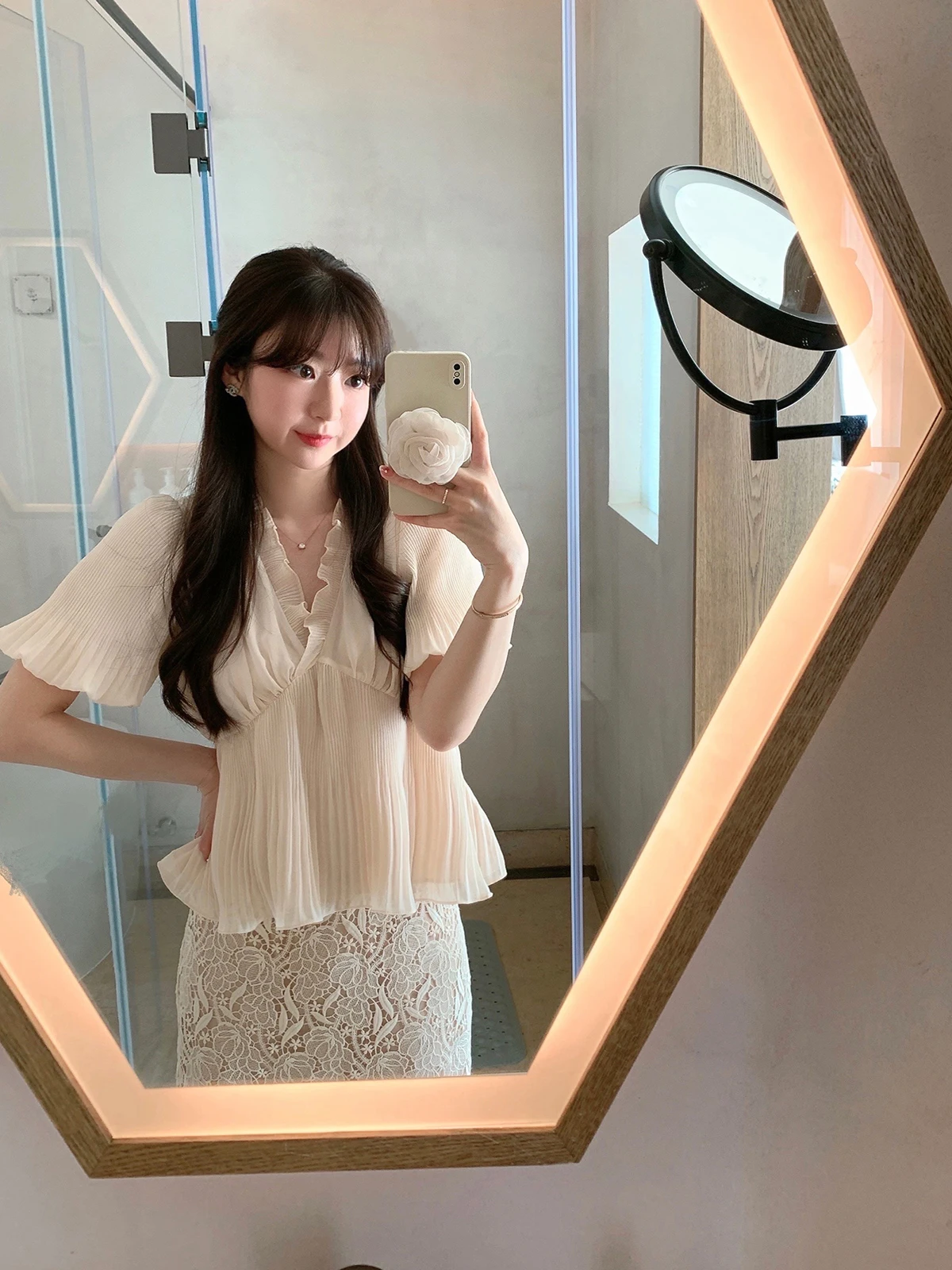 

Zhaobao Ni Gentle Wind Press Pleated Short Sleeve V-Neck Women's Summer New Flower Lace Top Fashionable Commute Style Loose Fit