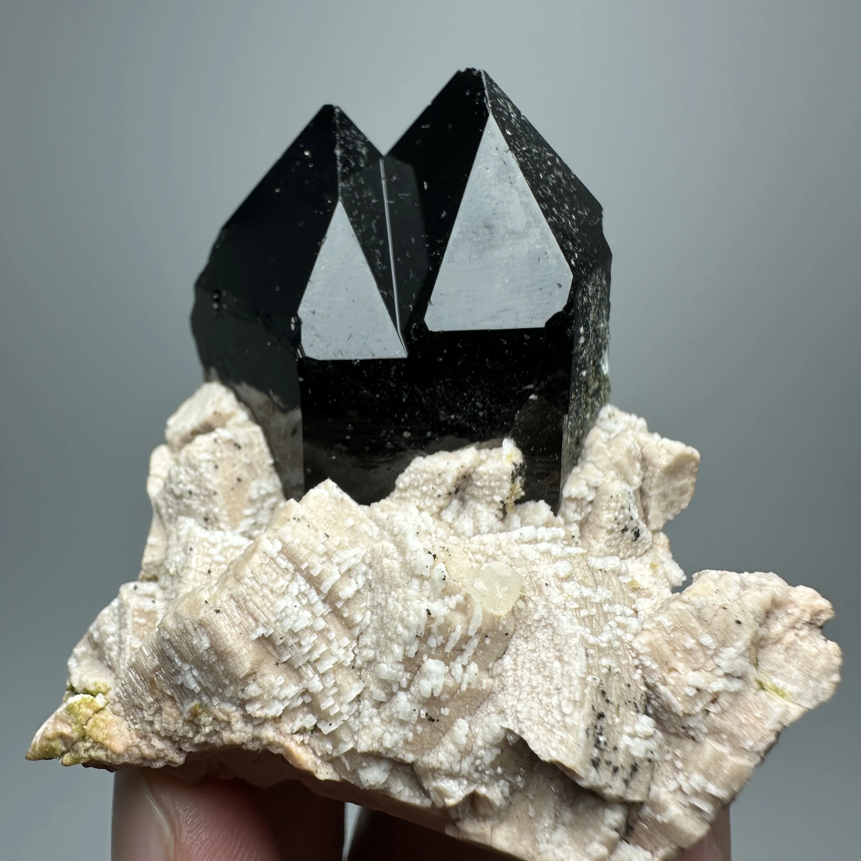 Natural Epidote Feldspar Quartz Ore Specimen Black Crystal Cluster Garden Decor Healing Stone Home decoration