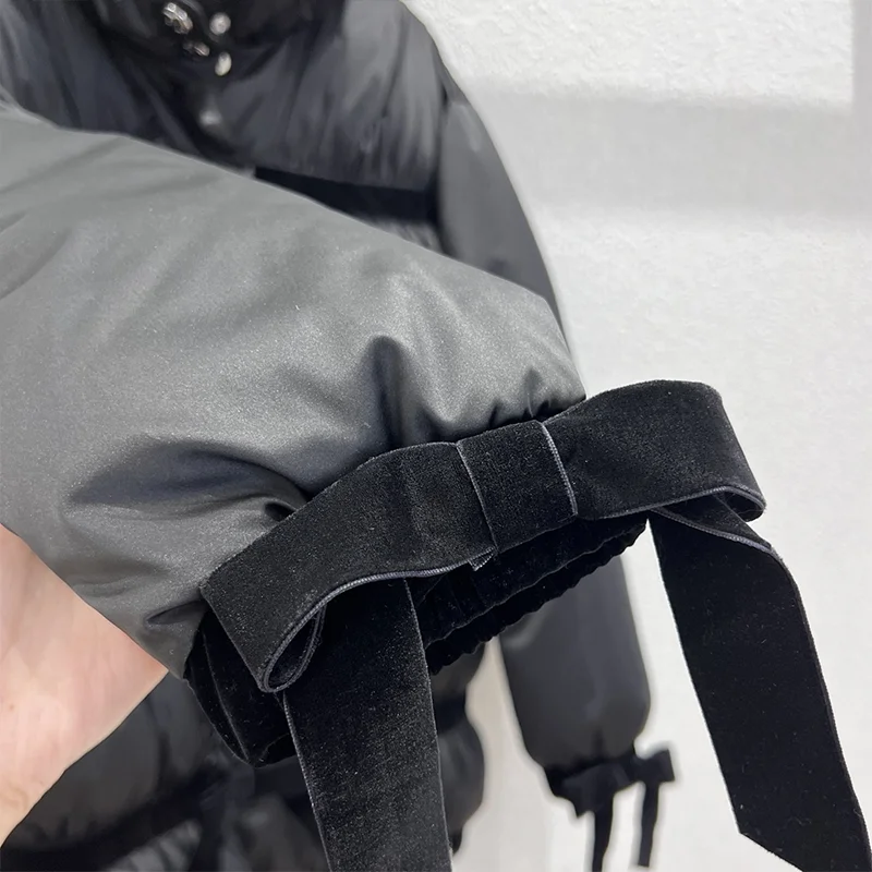 Jaqueta feminina de comprimento médio com laço de veludo preto de alta qualidade para outono e inverno, novo estilo elegante casaco de luxo 25102232